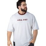 Modelo vestindo a Camiseta Oversized Aba Pai off white, vista de frente