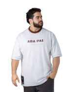 Modelo vestindo a Camiseta Oversized Aba Pai off white, vista de frente