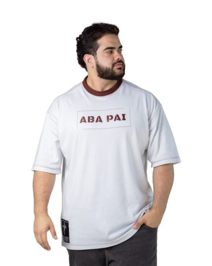 Modelo vestindo a Camiseta Oversized Aba Pai off white, vista de frente