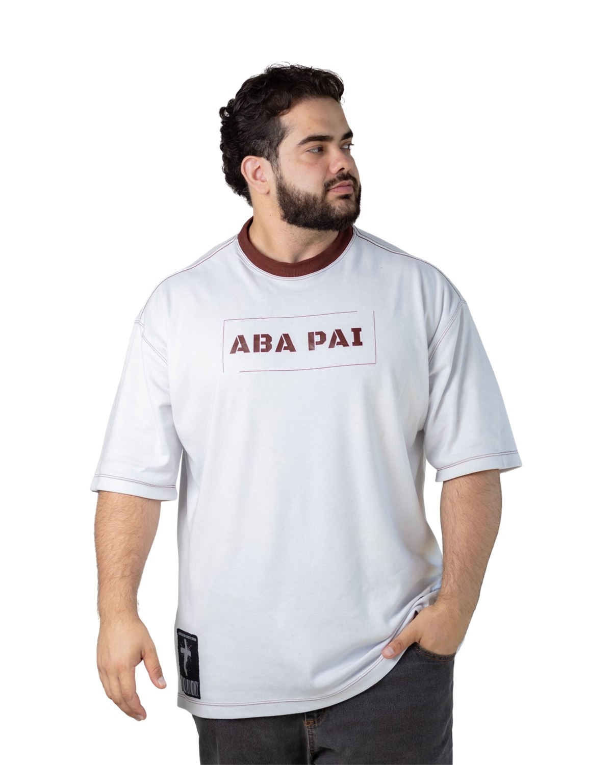 Camiseta Oversized Aba Pai off white - frente Modelo vestindo a Camiseta Oversized Aba Pai off white, vista de frente