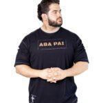 Modelo vestindo a Camiseta Oversized Aba Pai preta, vista de frente