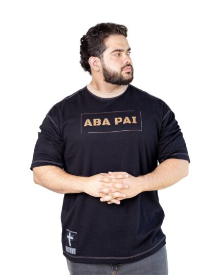 Modelo vestindo a Camiseta Oversized Aba Pai preta, vista de frente