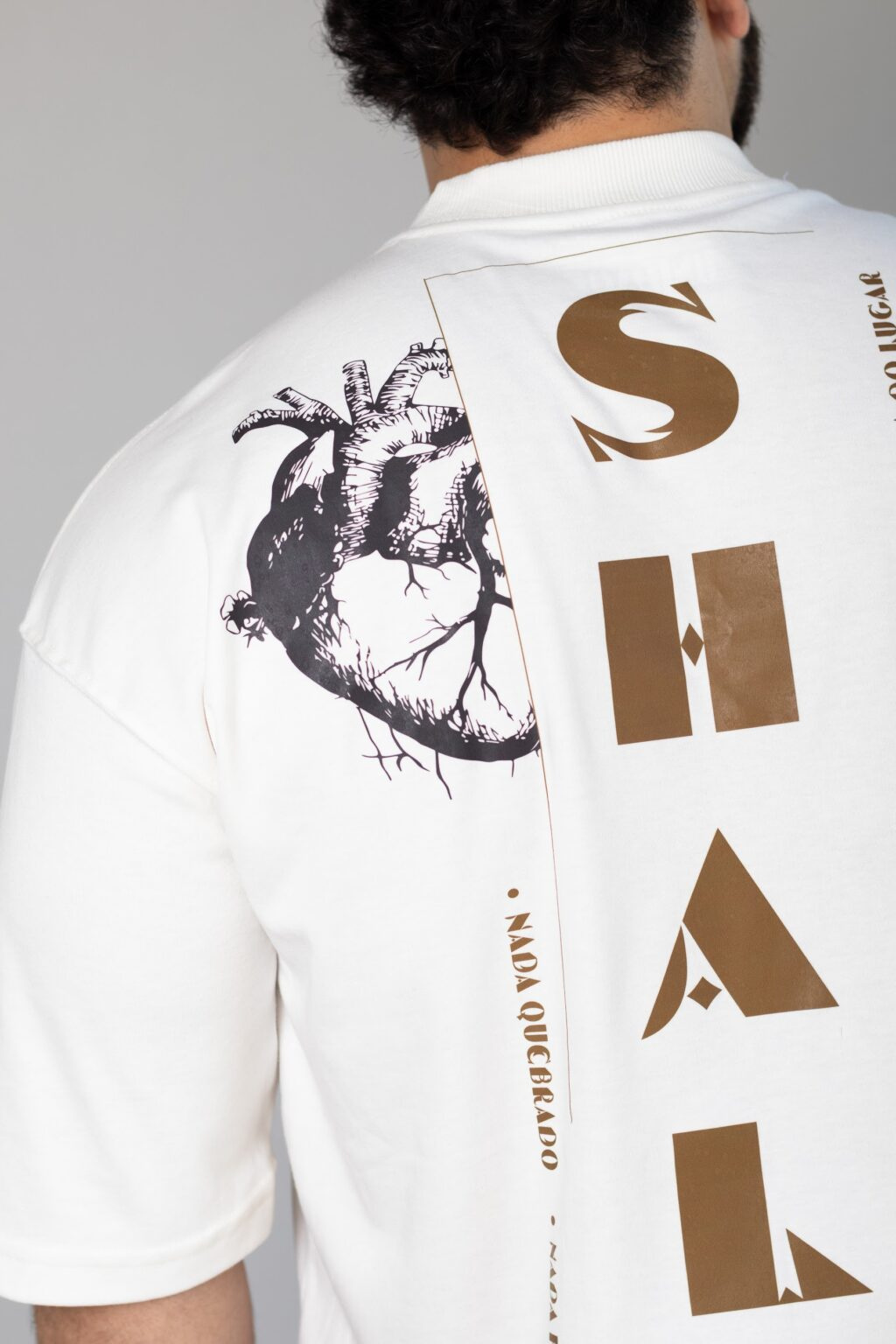 Costas da camiseta Shalom off-white com a ilustração do coração
