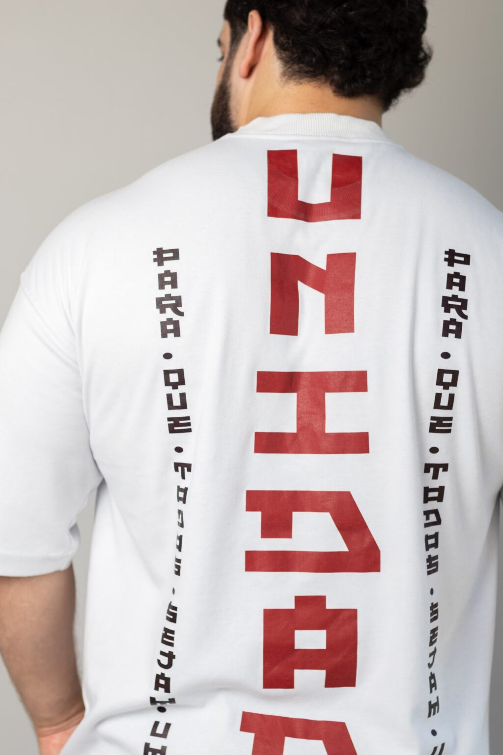 Costas da camiseta Unidade off-white com a estampa vertical vermelha