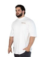 Modelo vestindo a Camiseta Oversized Shalom off white, vista de frente