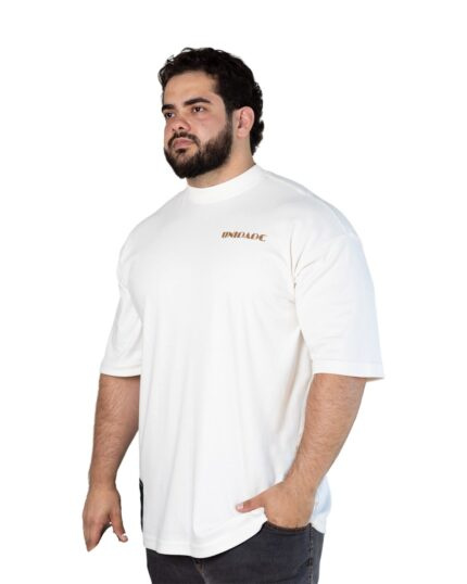 Modelo vestindo a Camiseta Oversized Shalom off white, vista de frente