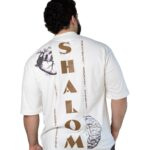 Modelo de costas com a Camiseta Oversized Shalom off white e estampa SHALOM