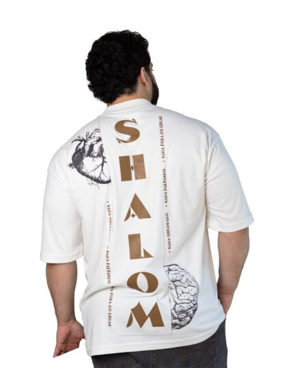 Modelo de costas com a Camiseta Oversized Shalom off white e estampa SHALOM