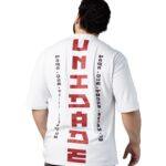 Modelo de costas com a Camiseta Oversized Unidade off white e estampa vermelha