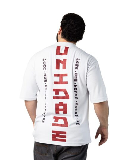 Modelo de costas com a Camiseta Oversized Unidade off white e estampa vermelha