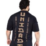 Modelo de costas com a Camiseta Oversized Unidade preta e estampa vertical dourada