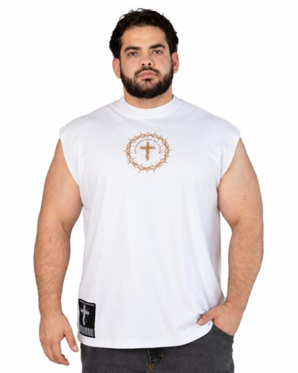 Modelo com Regata Muscle Oversized off-white em enquadramento aproximado, com rosto e camiseta inteiros sobre fundo branco