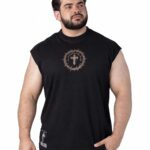 Modelo com Regata Muscle Oversized preta em enquadramento aproximado, com rosto e camiseta inteiros sobre fundo branco