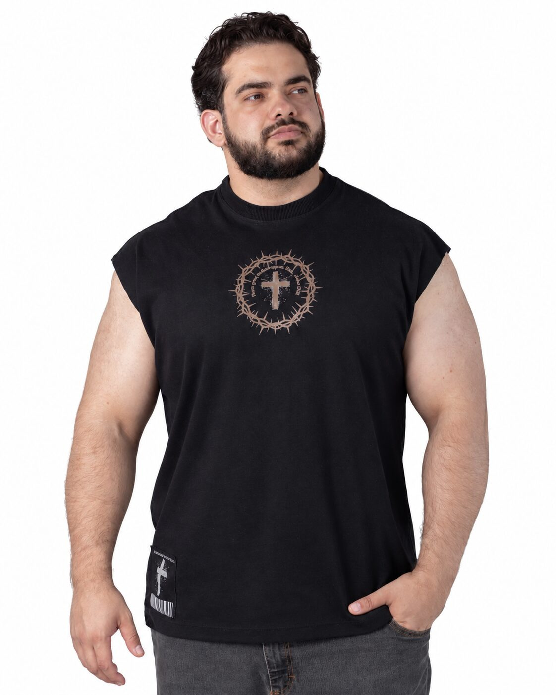 Regata Muscle Oversized preta — rosto e camiseta inteiros, enquadramento aproximado Modelo com Regata Muscle Oversized preta em enquadramento aproximado, com rosto e camiseta inteiros sobre fundo branco